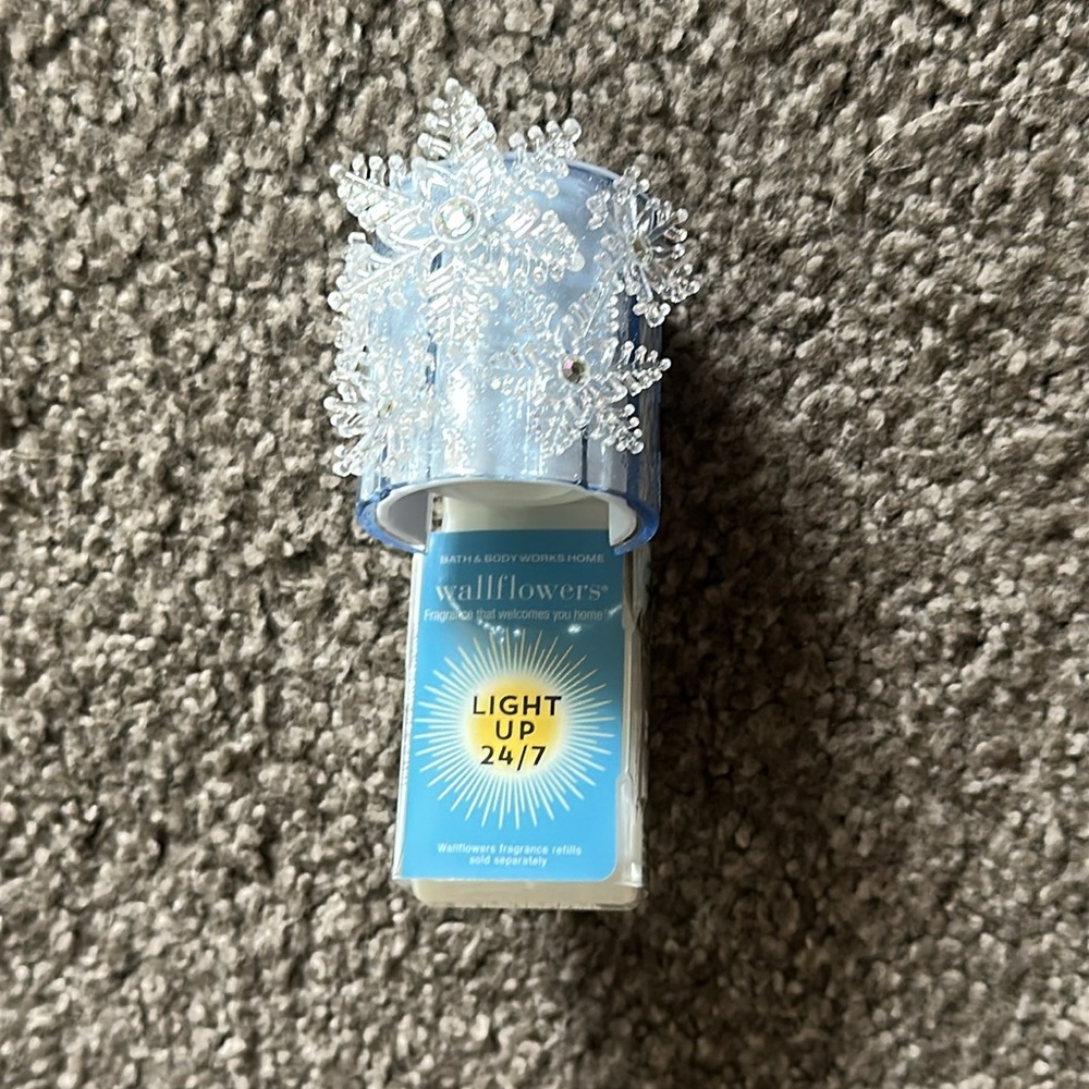 Light-up Snowflake Wallflower Plug-In